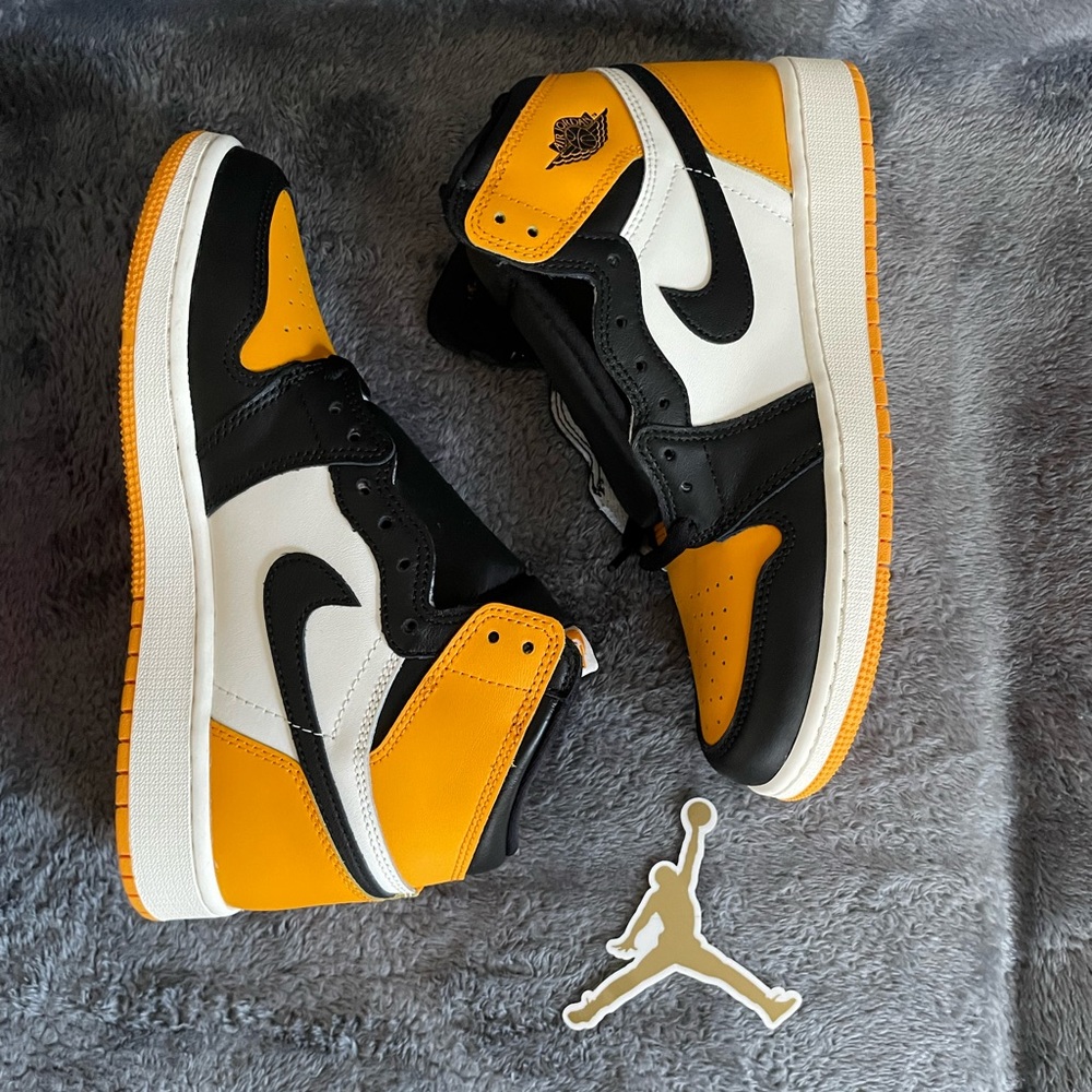 Nike Air Jordan 1 Retro High OG Mens 7 Boys 7y, Wms 8.5, in Taxi/Sail/Black